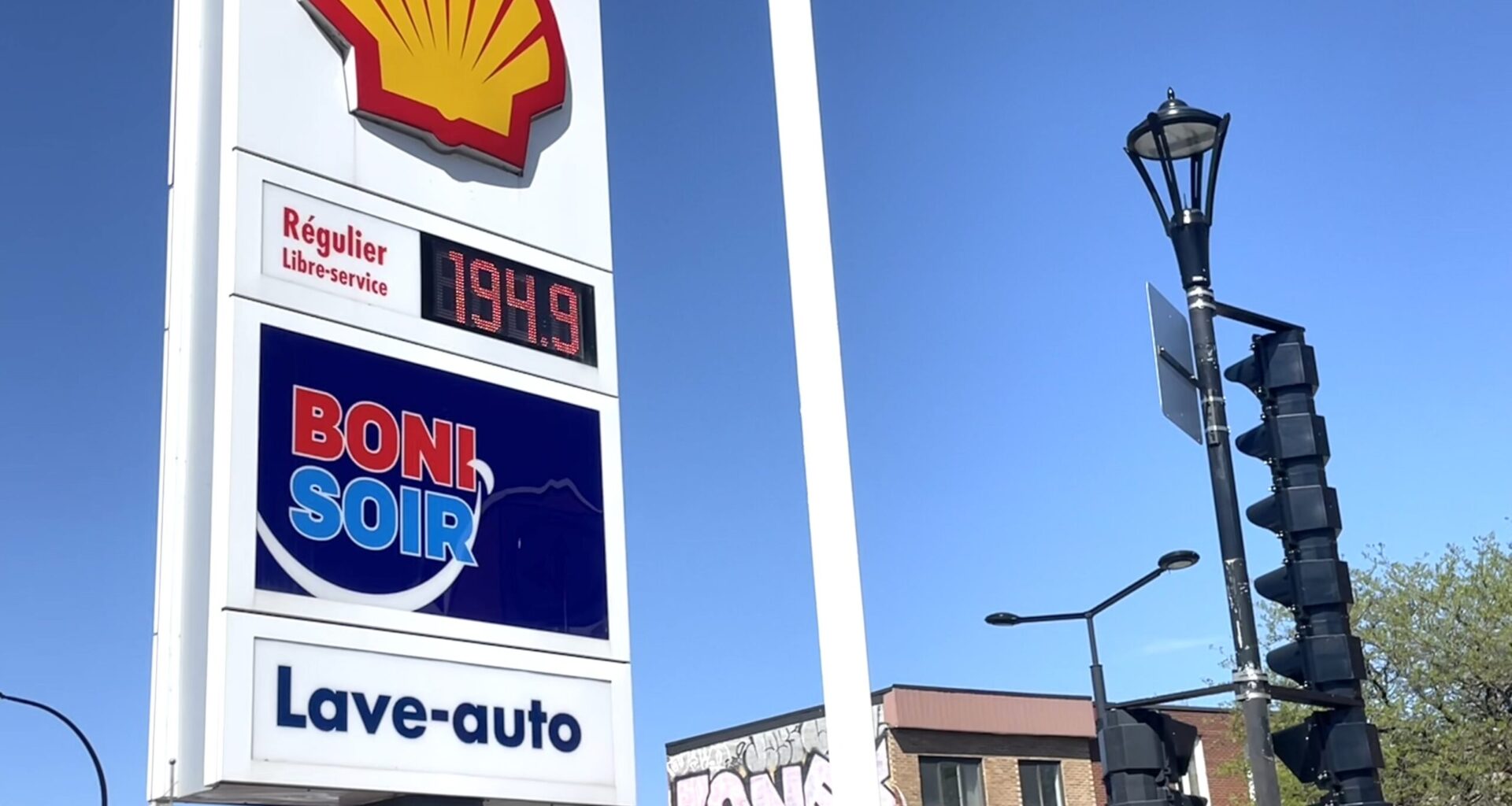 Montreal-area drivers see gas prices fall nearly 10 cents per litre Friday