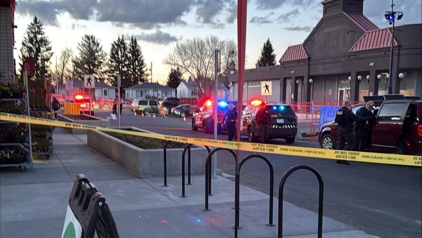 1 dead, 1 in hospital after shooting outside Calgary grocery store