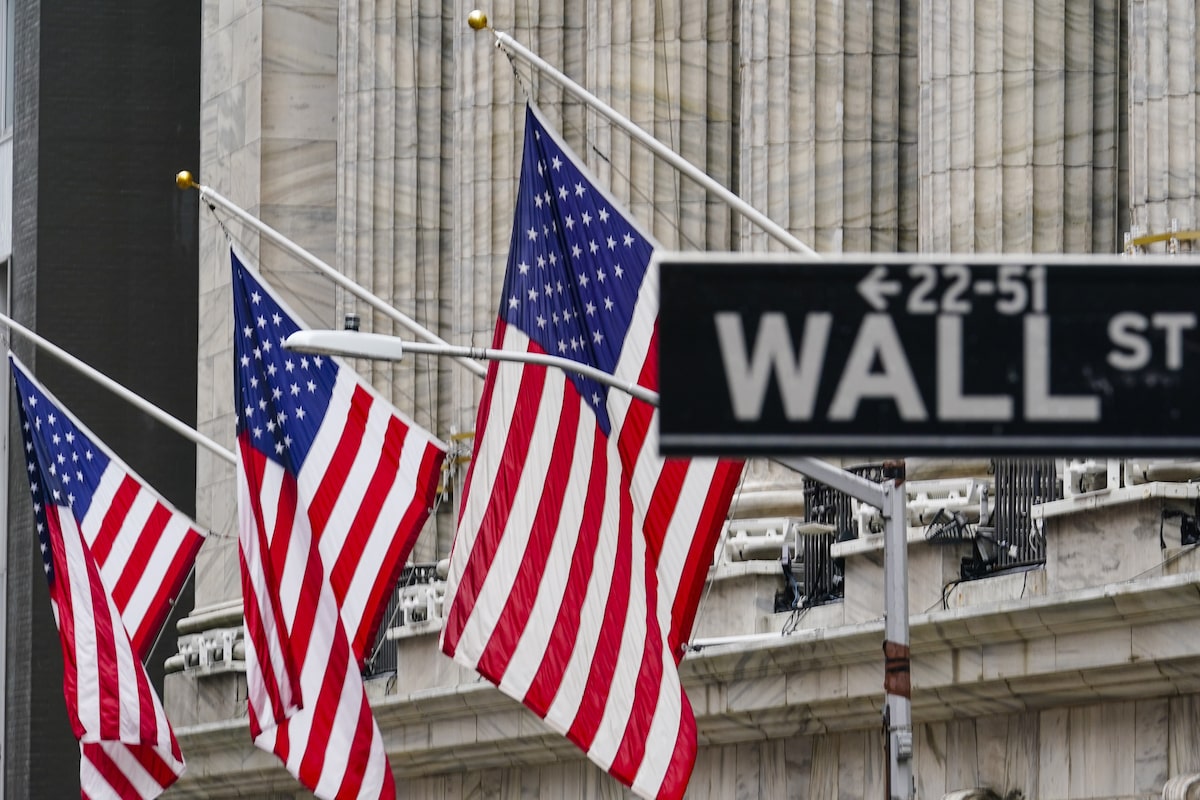 Global debt hits record of near US$353-trillion, with signs of investors moving away from the U.S.