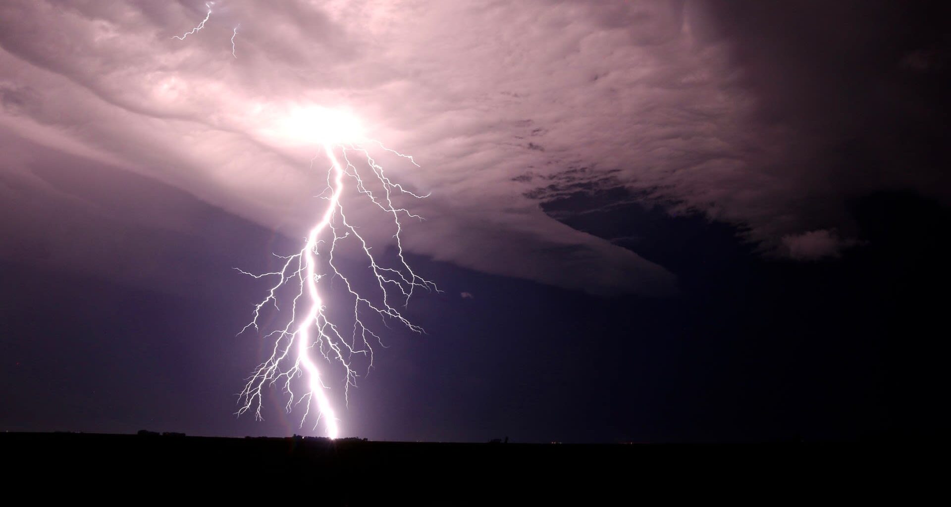 Tomorrow's Weather Edmonton (May 22): Thunderstorms & Mild Temps