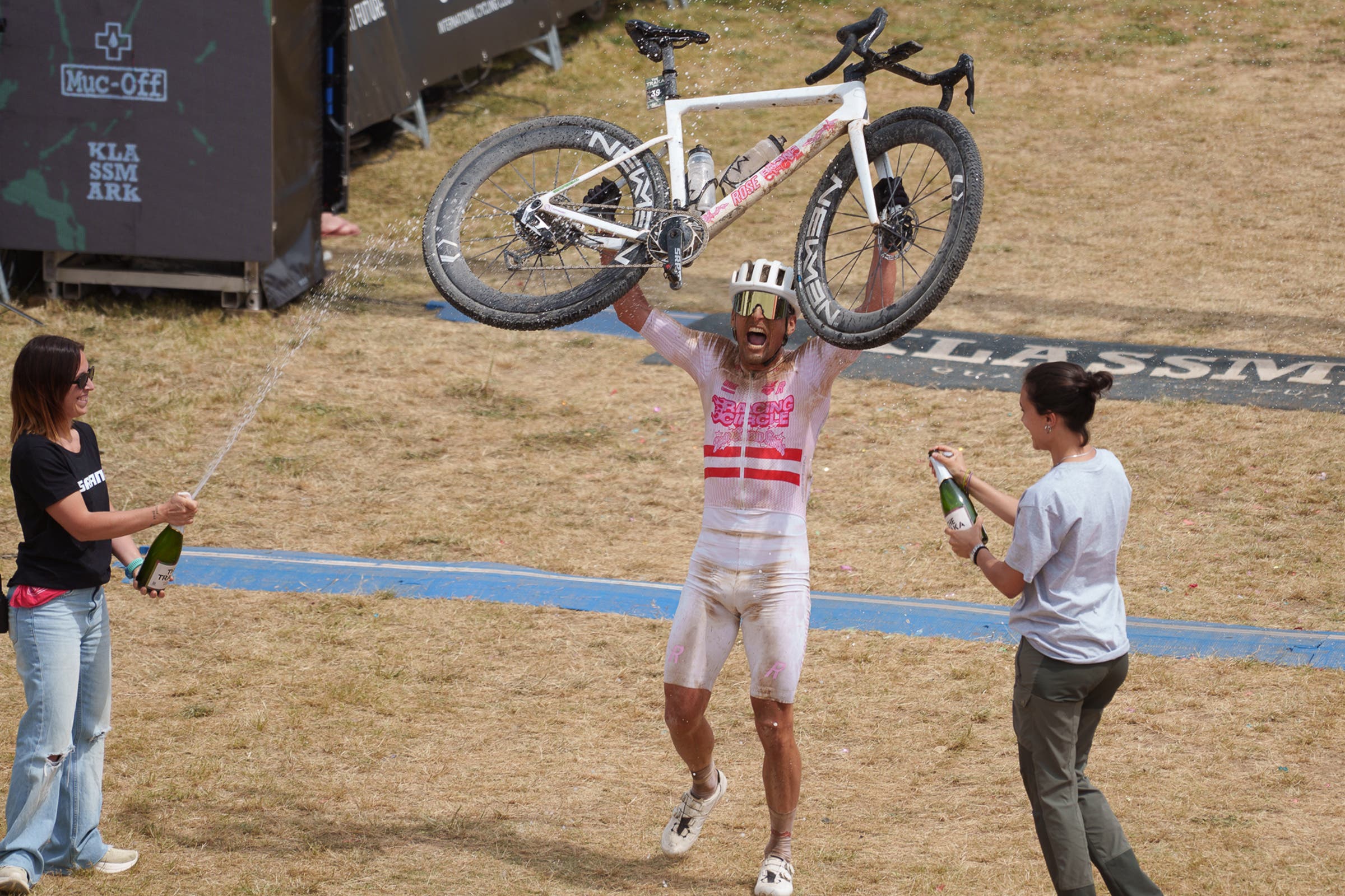 Lukas Pöstlberger celebrates winning the men's Graka 200 (Photo: Oriol Gonzalvo)