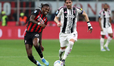 MILAN, ITALY - APRIL 26: Rafael Leao of AC Milan chases a loose ball alongside Manuel Locatelli of Juventus during the Serie A match between AC Milan and Juventus FC at Giuseppe Meazza Stadium on April 26, 2026 in Milan, Italy. (Photo by Marco Luzzani/Getty Images)