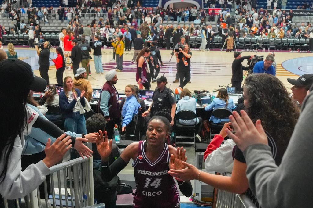 Toronto Tempo’s 1st WNBA game is no thing of beauty, but sellout crowd finds plenty to cheer – Chicago Tribune