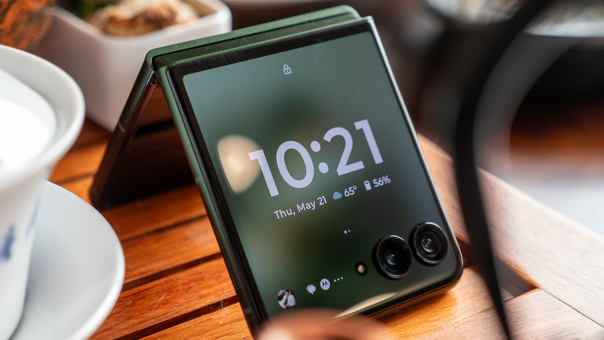 The green Motorola Razr Plus 2026's cover display lock screen