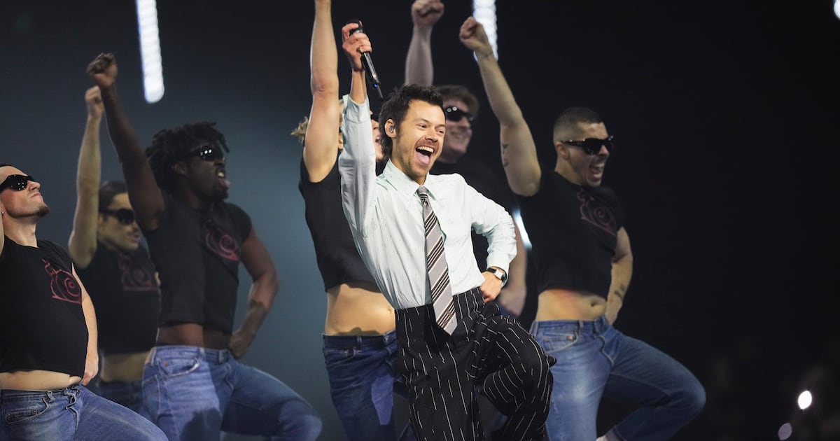 ‘Dance all night’: Harry Styles kicks off World Tour in Amsterdam - CTV News