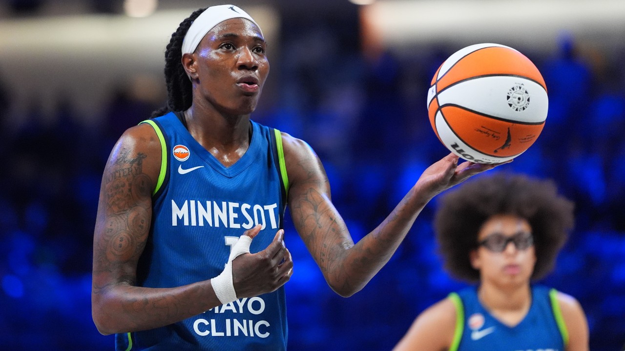 Howard scores 26 points, helps Lynx hold off Sky