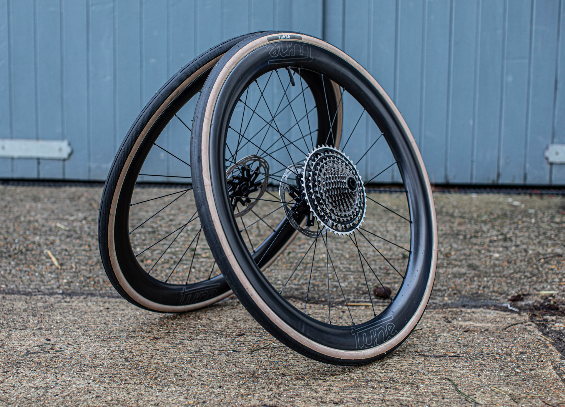 Tune Yokto 4550 wheels resting against each other