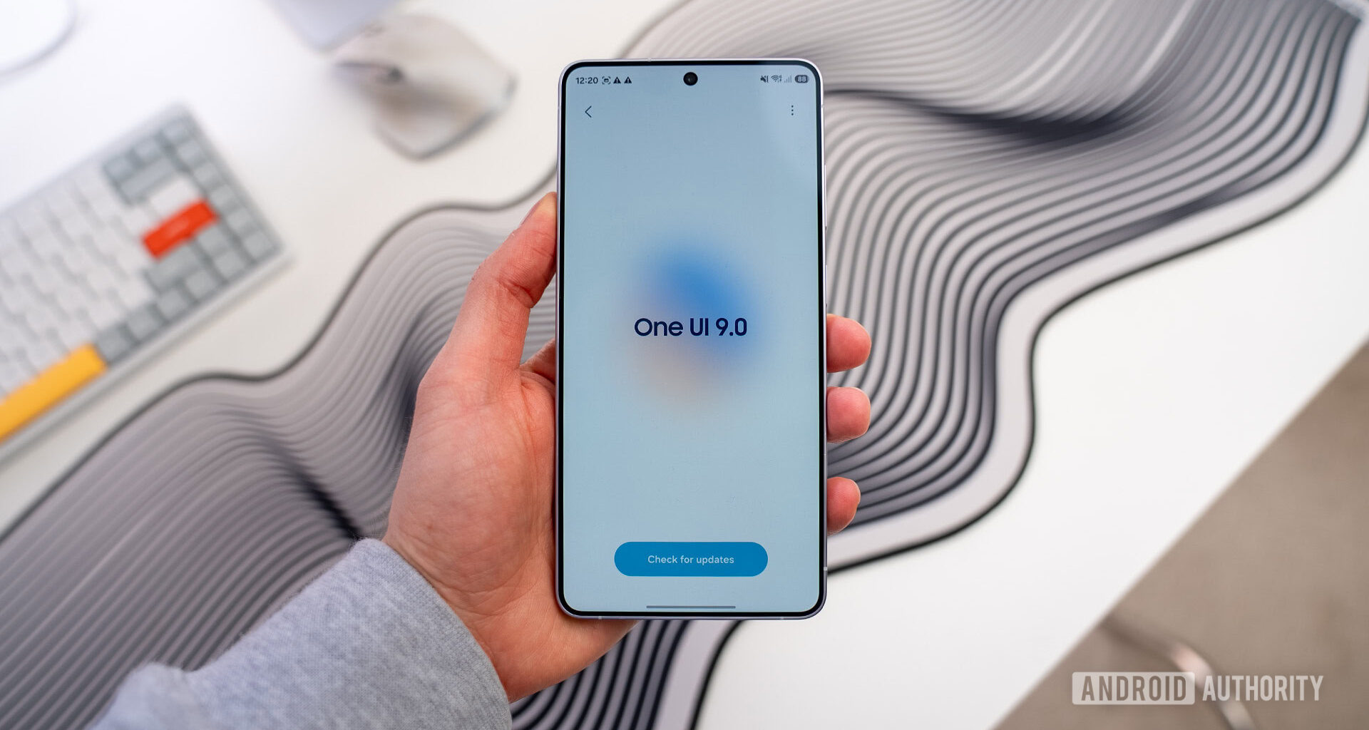 OneUI 9 splash screen S26 Ultra in hand