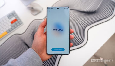 OneUI 9 splash screen S26 Ultra in hand