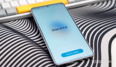 OneUI 9 splash screen on S26 Ultra lay down on keyboard