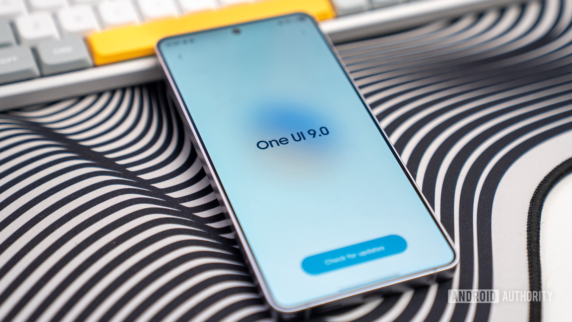 OneUI 9 splash screen on S26 Ultra lay down on keyboard OneUI 9 splash screen on S26 Ultra lay down on keyboard