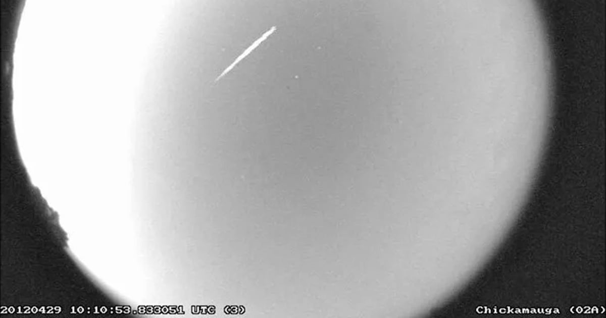 Meteor shower of comet debris may be hidden by bright moon