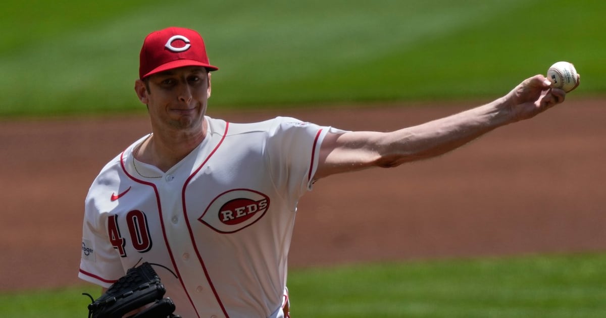Eugenio Suárez homers, Cincinnati Reds overcome loss of Elly De La Cruz to hold off Atlanta Braves