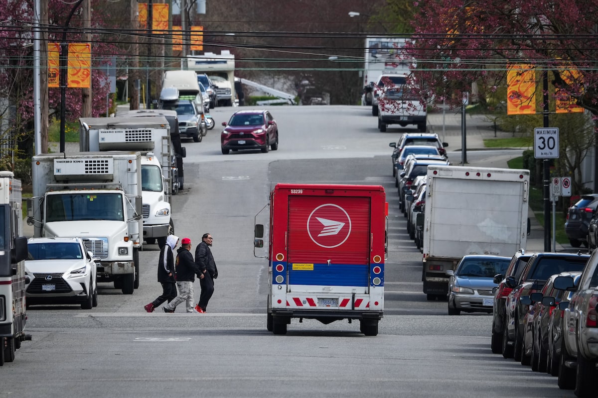 Ottawa greenlights $673-million to keep Canada Post afloat this year