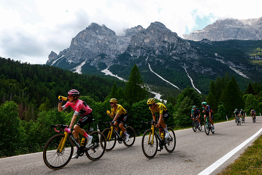 Team Visma Lease a Bike Danish rider Jonas Vingegaard (L), Team Visma Lease a Bike Belgian rider Victor Campenaerts (2nd L) and Team Visma Lease a Bike Italian rider Davide Piganzoli (C) cycle in the descent of Passo Duran during the 19th stage of the Giro d'Italia 2026 - Tour of Italy cycling race between Feltre and Alleghe, Italy, on May 29, 2026. (Photo by Luca Bettini / AFP)