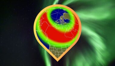 image of a map showing aurora visibility over the US tonight and in the background is a ribbon of green light dancing in the sky - northern lights show overhead.