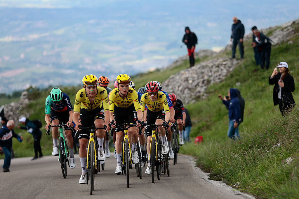 Davide Piganzoli and Sepp Kuss lead the GC group up Blockhaus on stage 7 of the 2026 Giro d'Italia