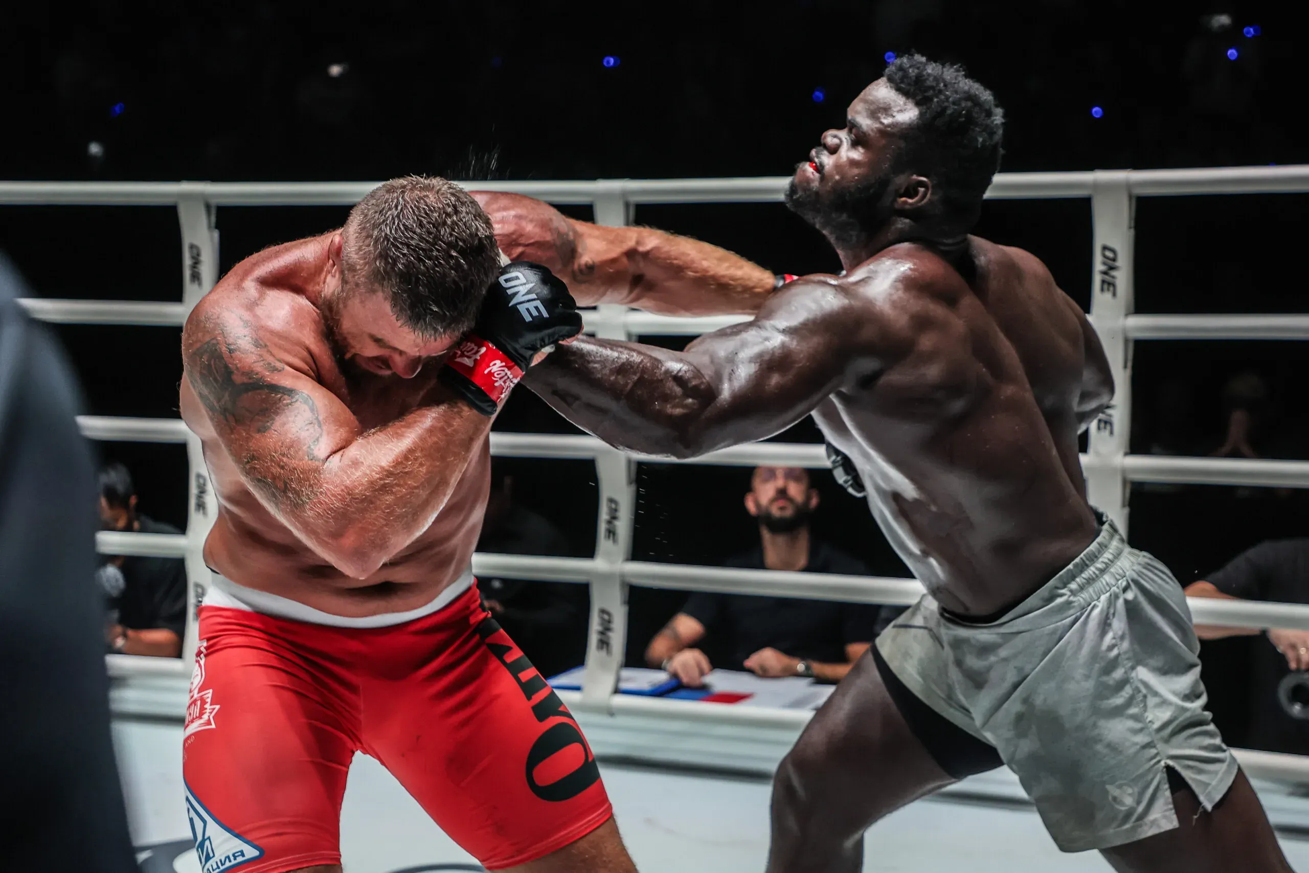 Reug Reug punches Anatoly Malykhin