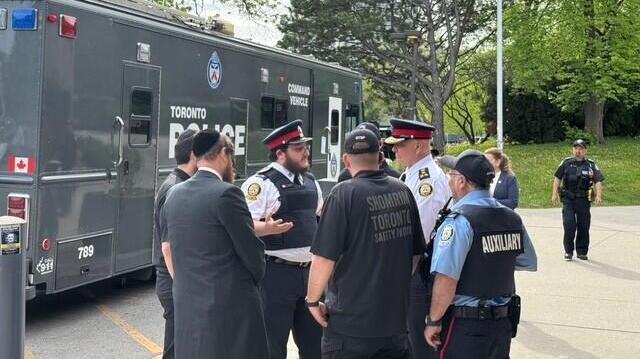 Police and volunteers search for Esther (Photo: Toronto Police) שוטרים ומתנדבים בחיפושים אחר אסתר