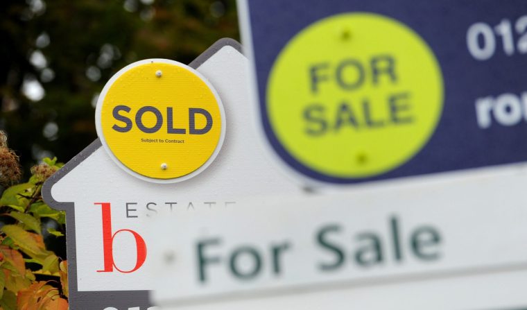 EMBARGOED TO 0001 SATURDAY MARCH 21 File photo dated 14/10/14 of a sold and for sale signs. First-time buyers face significant affordability gaps across Britain, with homes in some areas costing around twice the local salary typically, and as much as 14 times average incomes in other locations, according to analysis. Issue date: Saturday March 21, 2026. PA Photo. Photo credit should read: Andrew Matthews/PA Wire