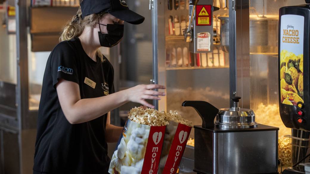 Click to play video: 'Canada loses 18k jobs as manufacturing sector takes major hit'