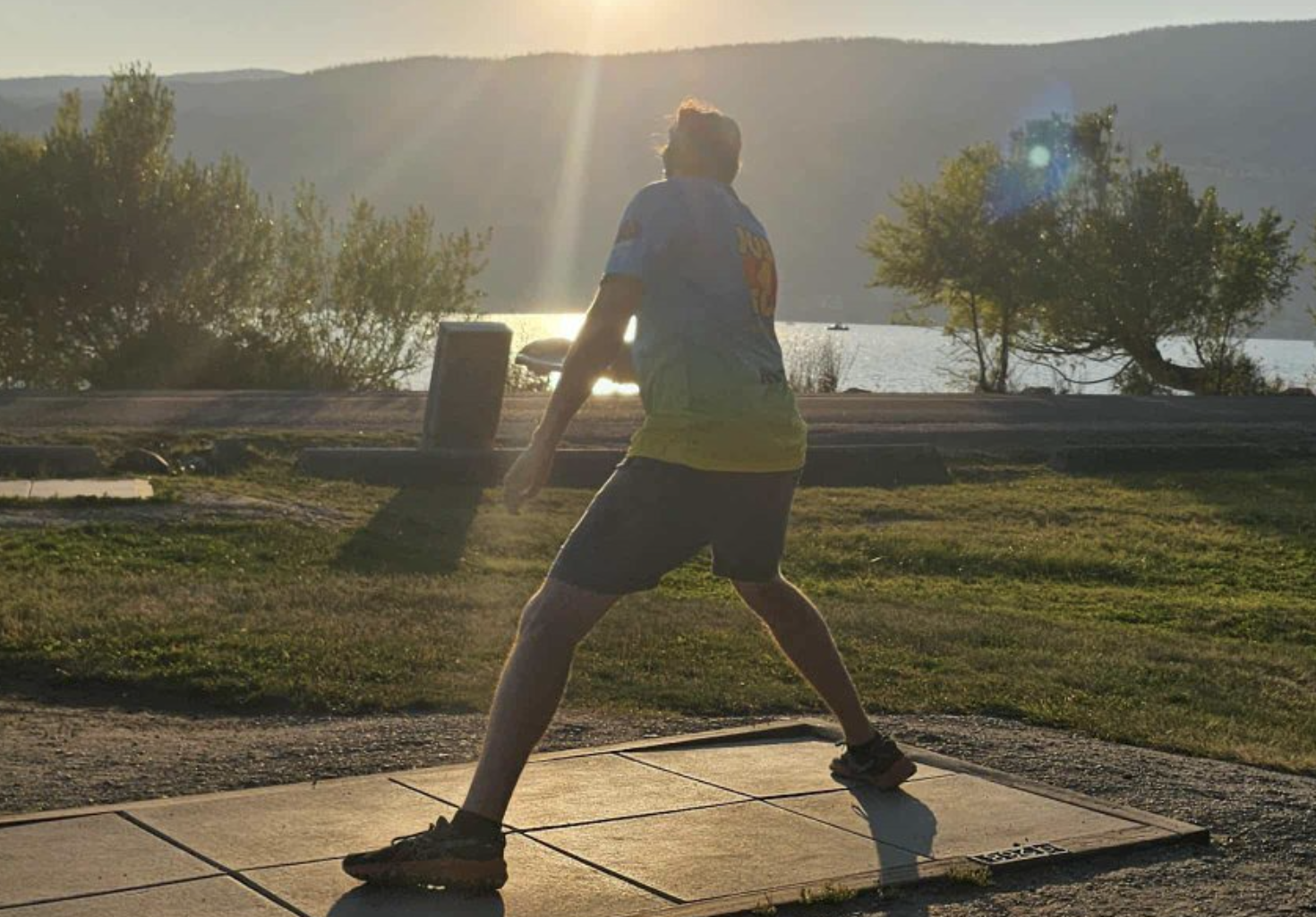 A man plays disc golf.