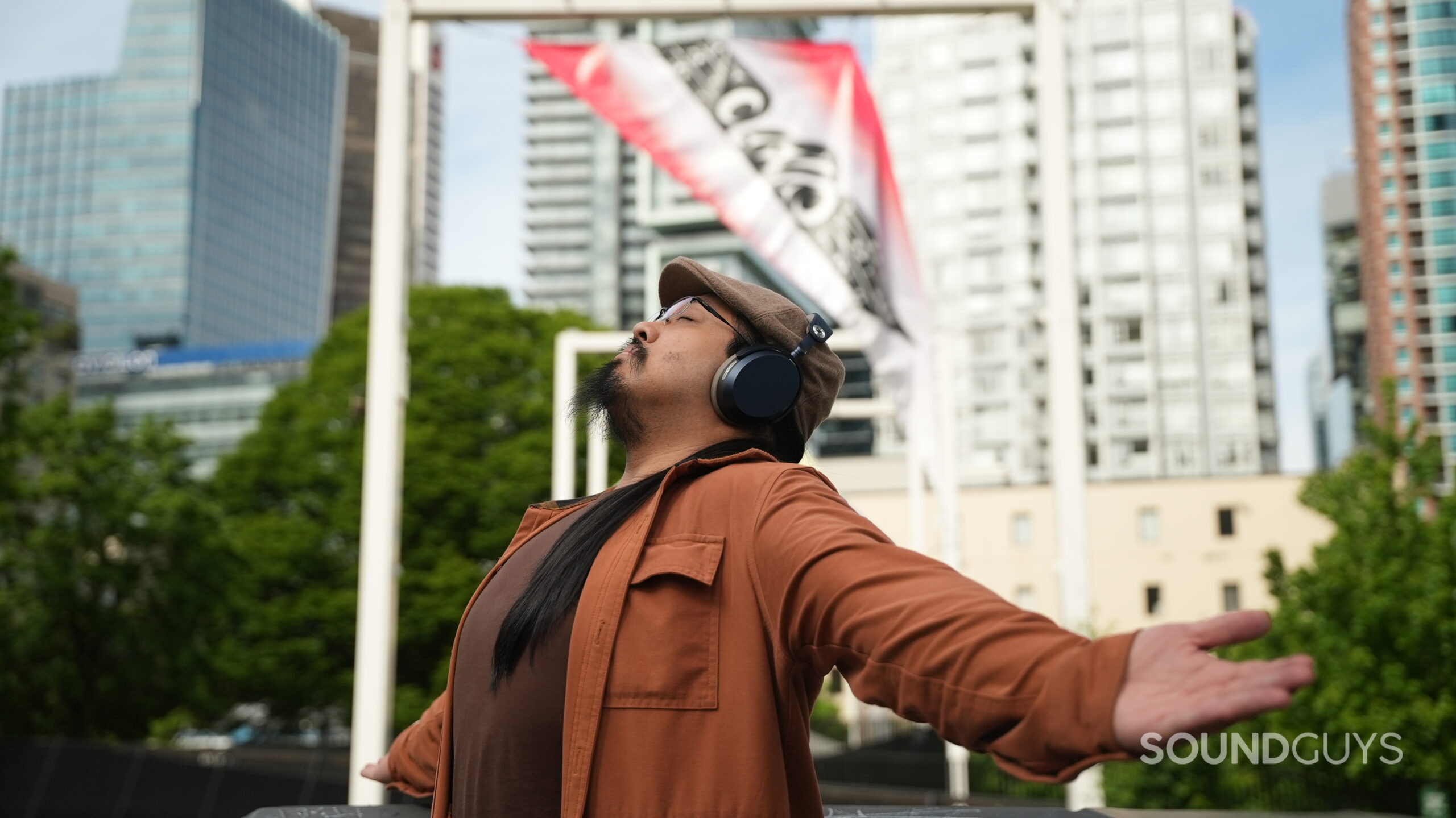 Sennheiser MOMENTUM 5 Wireless_035 A photo of a man, presumably having a good time, wearing the Sennheiser MOMENTUM 5 Wireless.