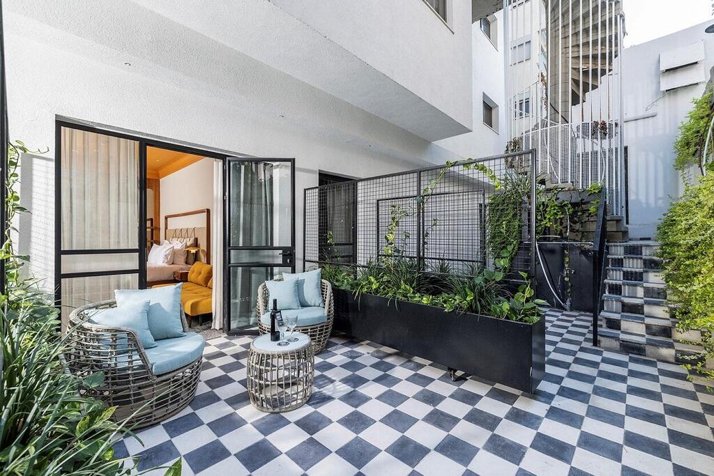Checkerboard flooring in the back garden (Photo: Suzie Levinson and Idan Goor) מלון 1935 ברנר 5 תל אביב