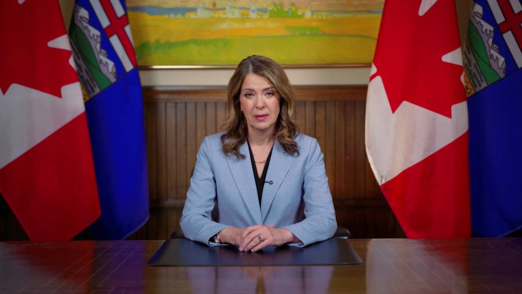 Click to play video: 'Premier Danielle Smith address to Albertans revealing separation referendum question'
