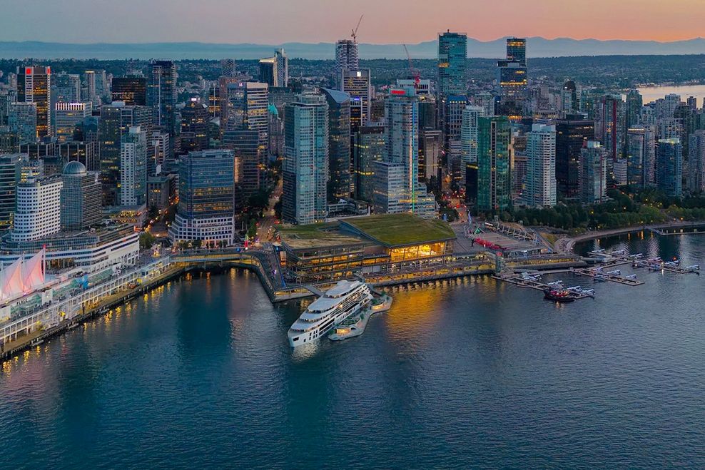 Sunborn Evolution Vancouver floating hotel f10