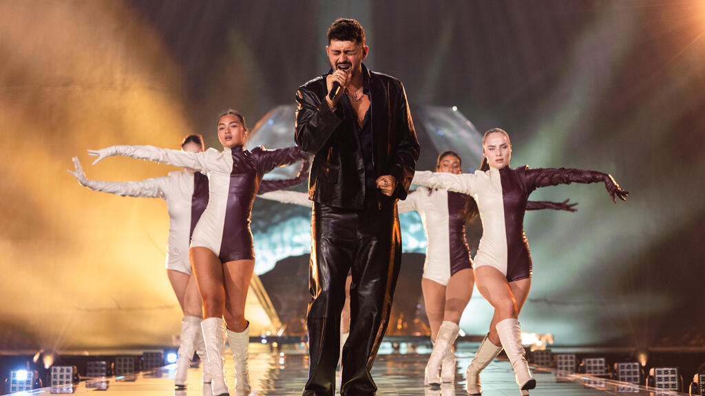 Noam Bettan rehearsing on the Eurovision stage (Photo: Corinne Cumming, European Broadcasting Union) נועם בתן בחזרה על במת האירוויזיון