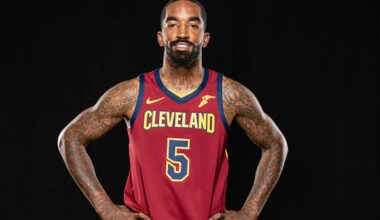 Two-time NBA champ J.R. Smith earns college degree at age 40