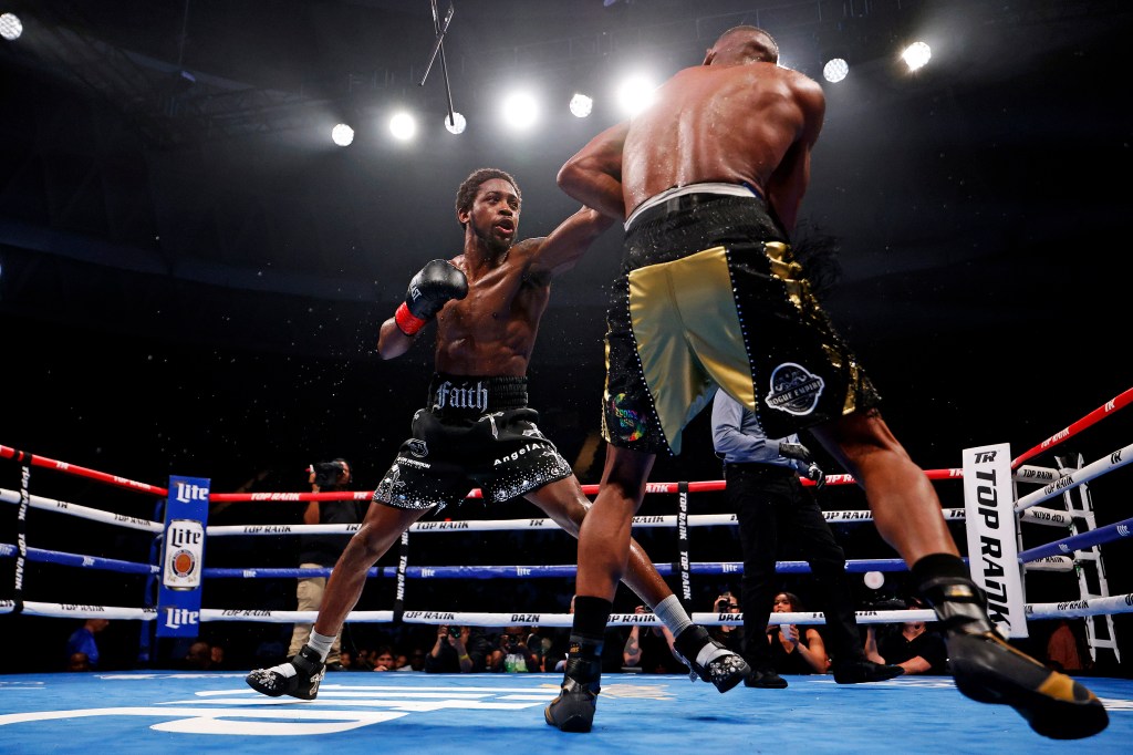 Keyshawn Davis returns to Scope with dominating boxing performance – The Virginian-Pilot
