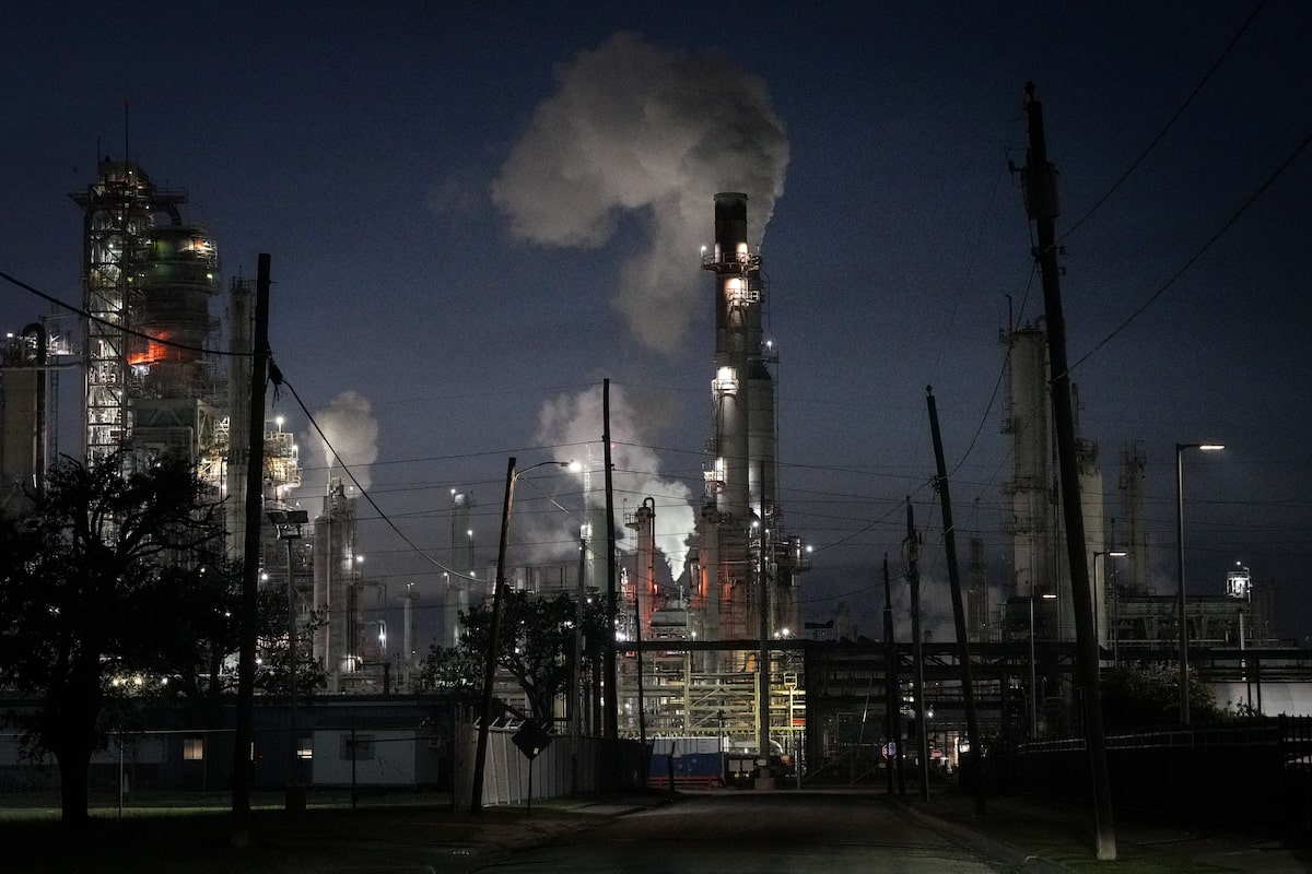 U.S. trade deficit widens in March on imports; petroleum exports rise