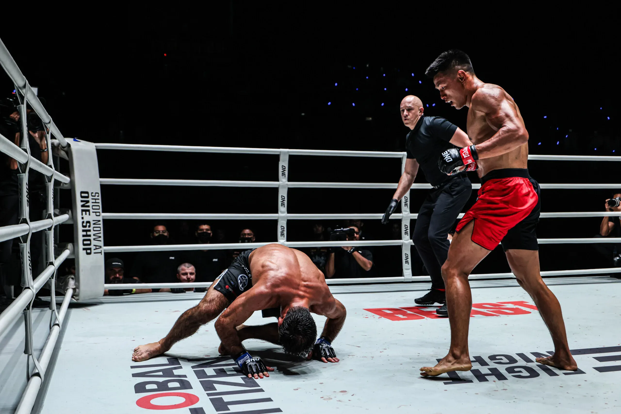 Tang Kai stands over a fallen Shamil Gasanov