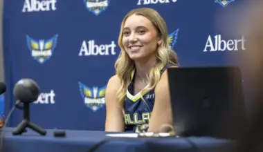 Paige Bueckers channels Michael Jordan with savage tongue-out celly — ref’s face says it all image