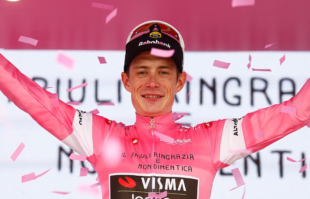 Team Visma Lease a Bike Danish rider Jonas Vingegaard celebrates on the podium with the overall leader's pink jersey after the 20th stage of the Giro d'Italia 2026 - Tour of Italy cycling race between Gemona del Friuli and Piancavallo, Italy, on May 30, 2026. (Photo by Luca Bettini / AFP)