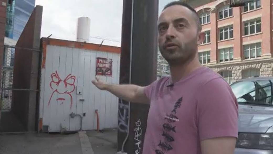 Click to play video: 'Downtown Calgary business owner raises concerns on social media over unsafe conditions outside his shop'