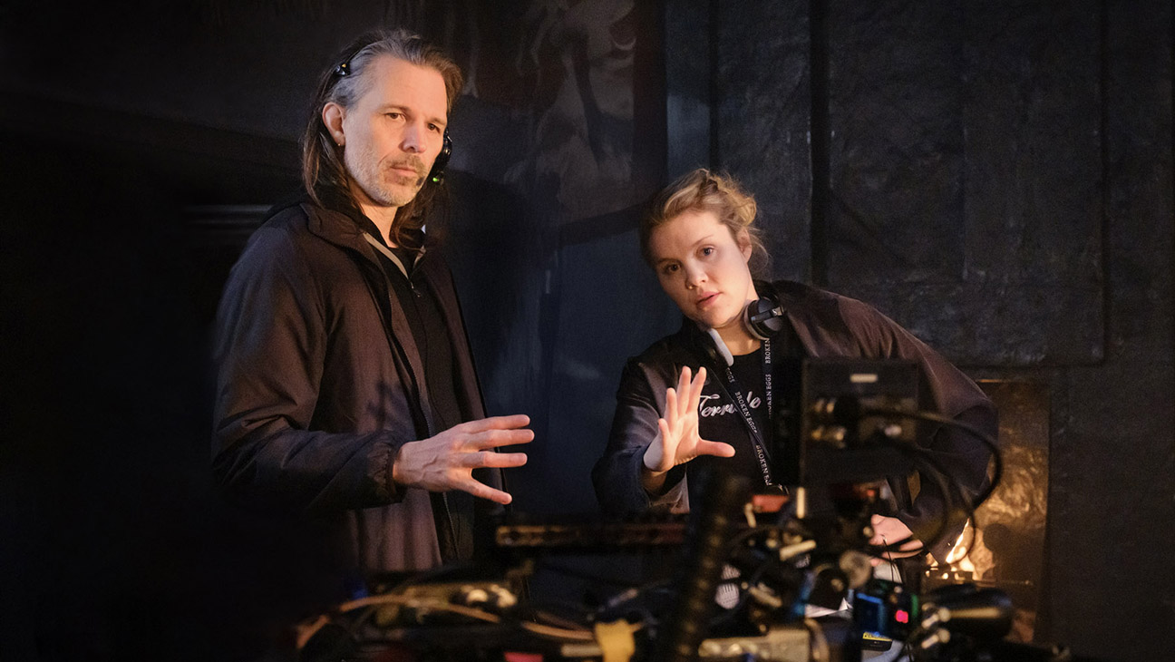 L-r) Cinematographer Linus Sandgren and Director, Writer, Producer Emerald Fennell on the set of Wuthering Heights, a Warner Bros. Pictures Release.