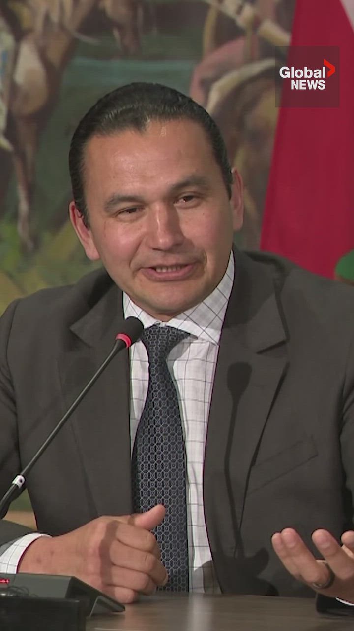Click to play video: '‘We’re with that lady from A&W’: Wab Kinew shares message with Danielle Smith on Alberta separatism'
