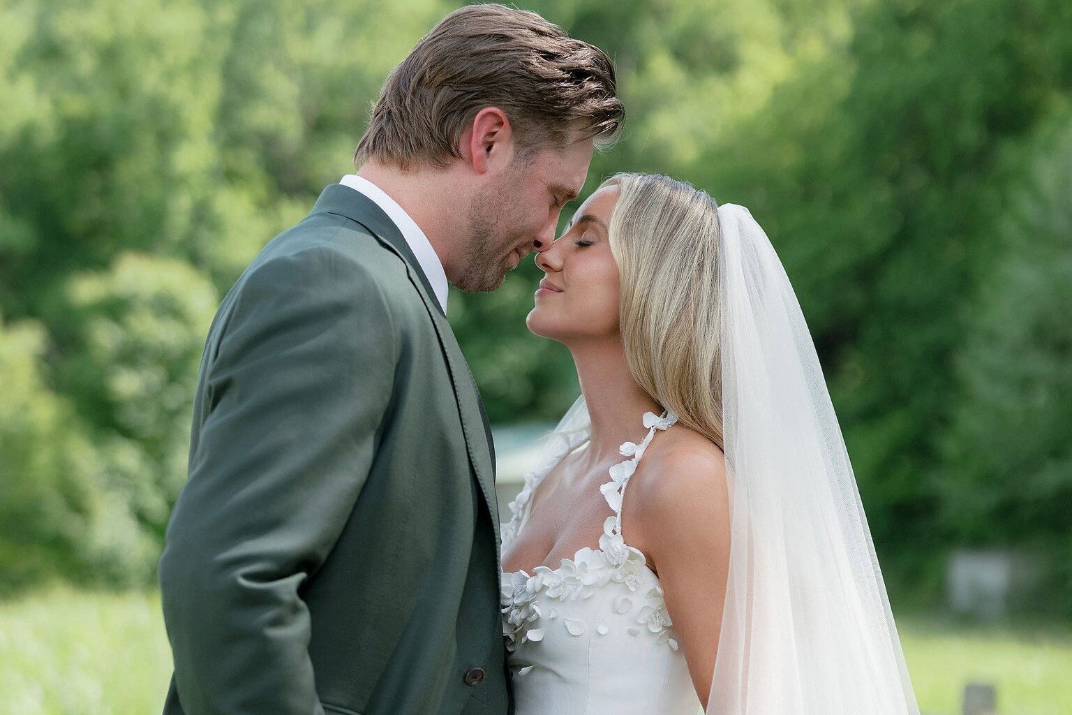 Former CFL quarterback Devlin 'Duck' Hodges marries country music star Lainey Wilson