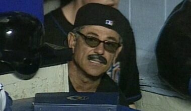 Ex-Mets manager Bobby Valentine dons famous disguise again