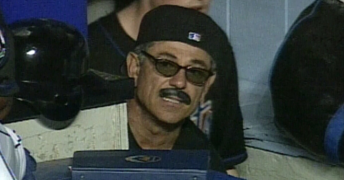 Ex-Mets manager Bobby Valentine dons famous disguise again