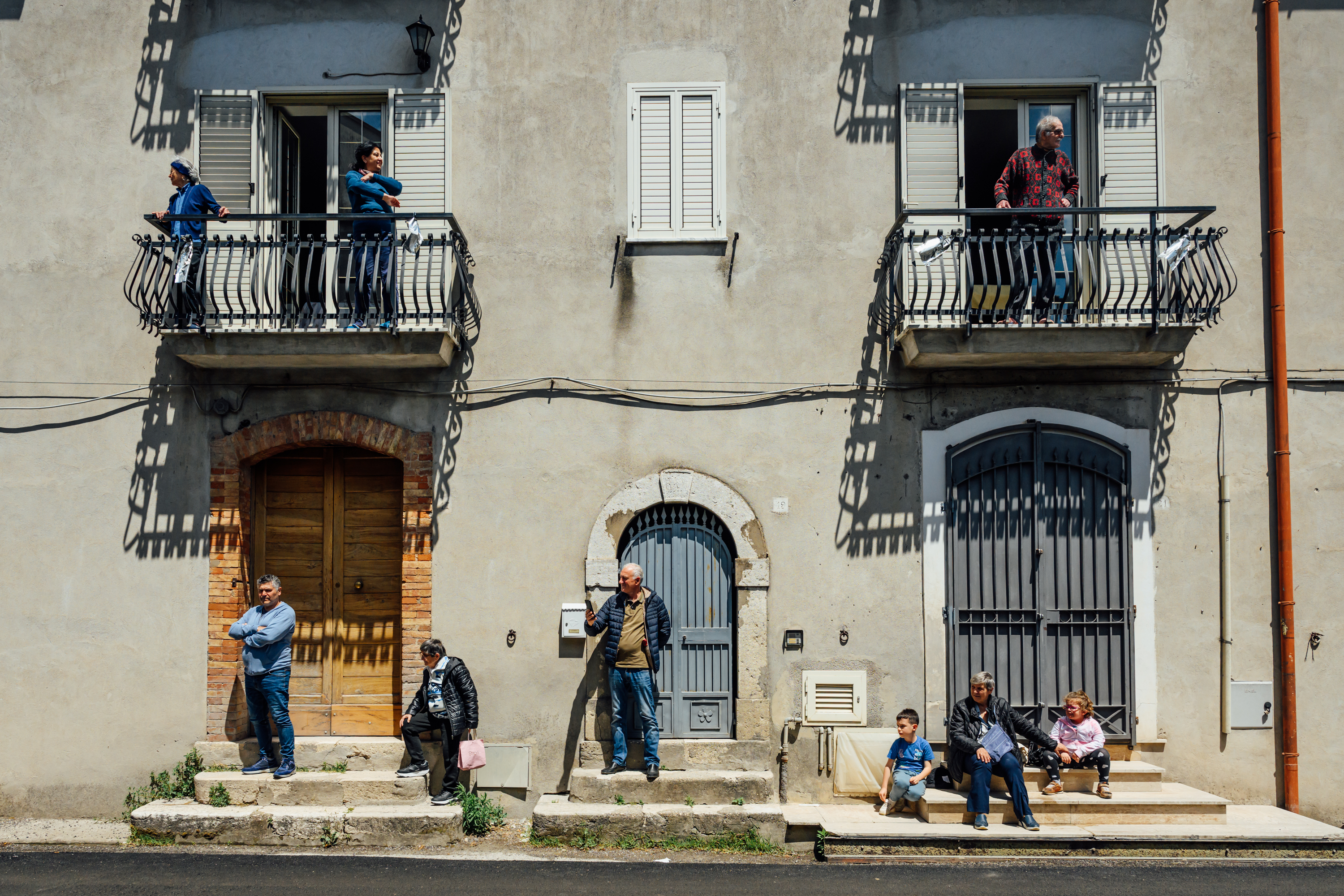 Neighbours of an apartment building come out to wave the riders. Images from 2026 Giro d'Italia stage 7 to Blockhaus