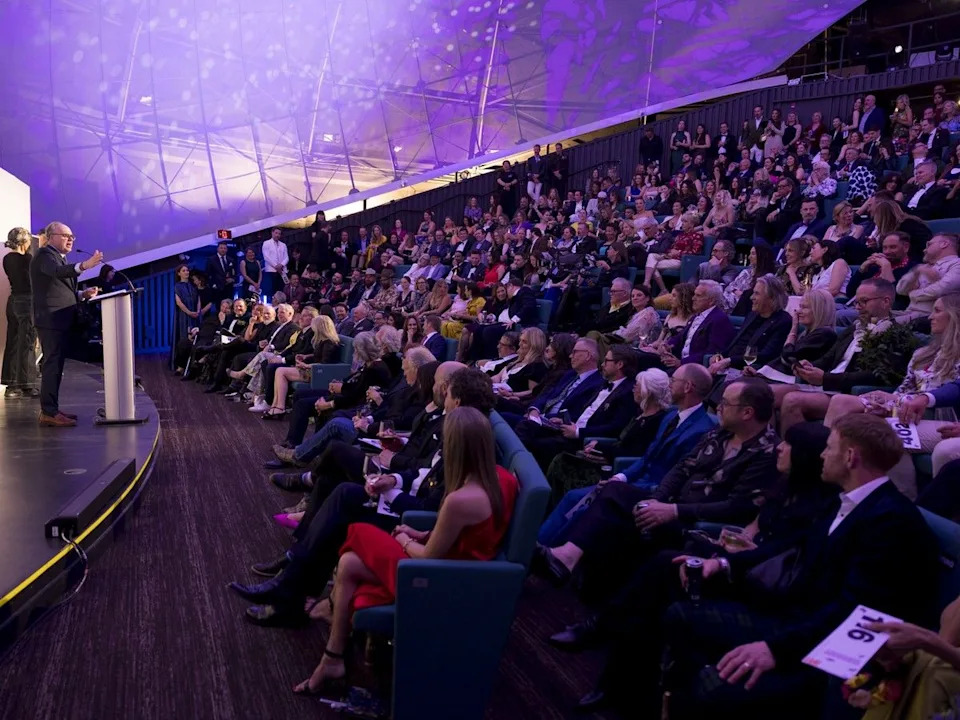 At the heart of the evening was the LOOK26 art auction, supported by Heather Edwards, which raised a remarkable total of $583,356. The live auction, led by auctioneer Stephen Ranger, was a spectacular white-glove sale of 27 lots.