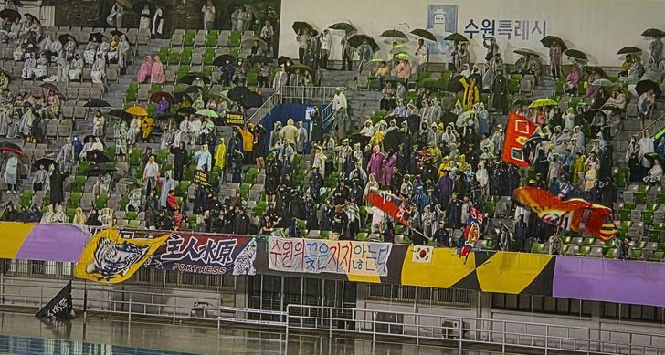 Supporters cheer for South Korea's Suwon FC Women during a match versus North Korea's Naegohyang Women's FC at the Suwon Sports Complex, Wednesday. Captured from Culture Minister Chae Hwi-young's X account