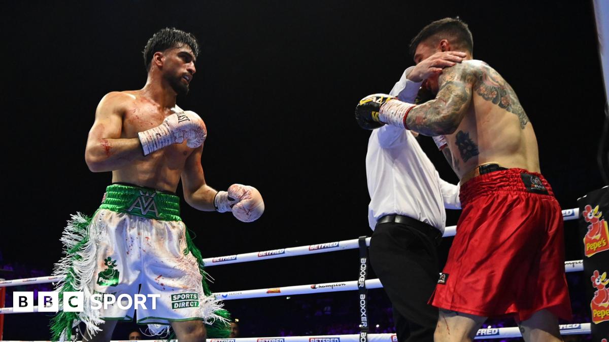 Referee stops the fight between Adam Azim and Steve Claggett