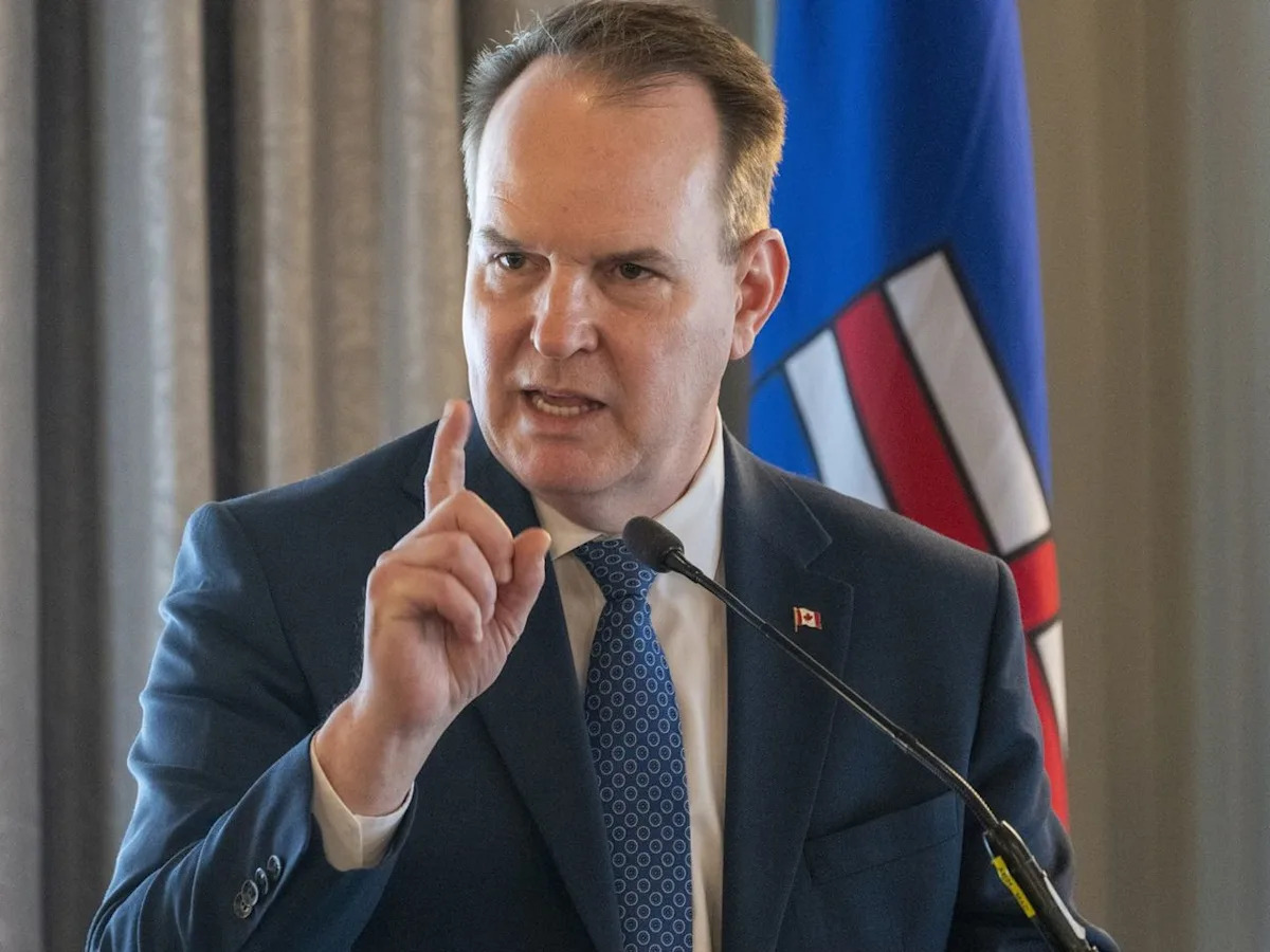 Federal transport minister talks about airport privatization, hints at boost for CFB Edmonton