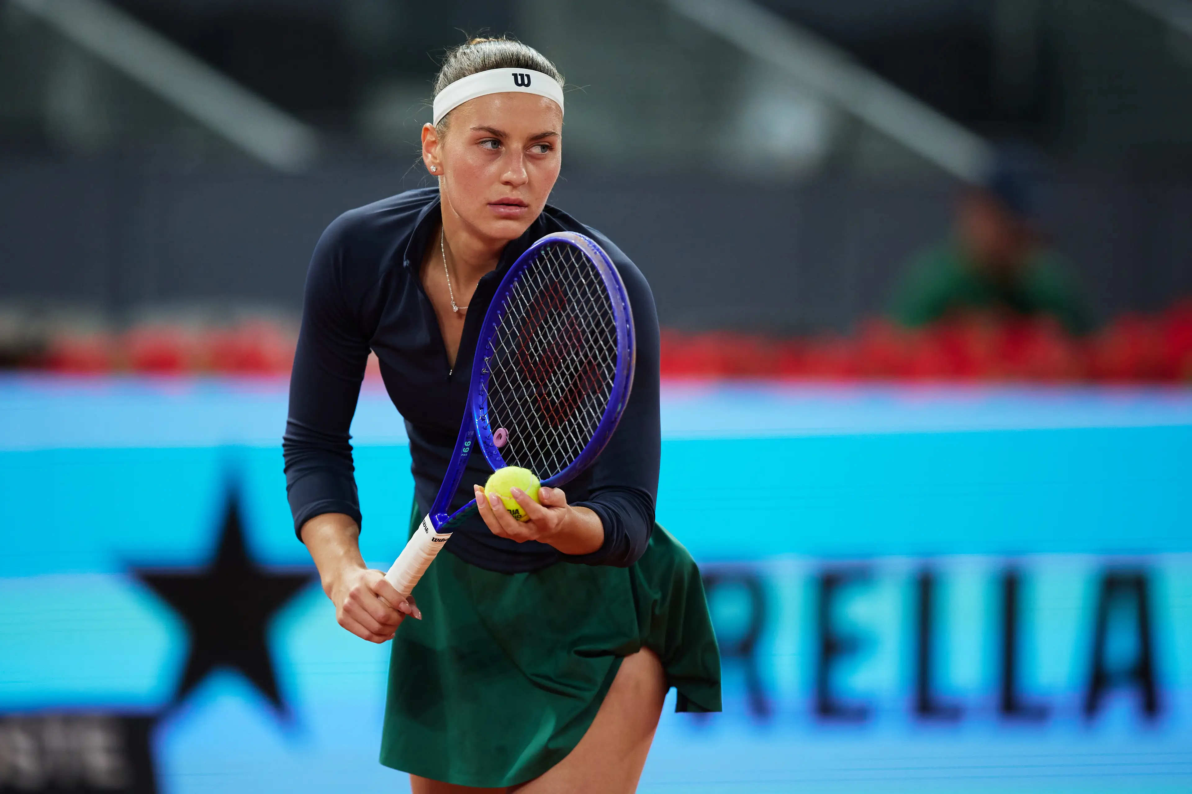 Marta Kostyuk of Ukraine serves against Anastasia Potapova of Austria (Getty Images)