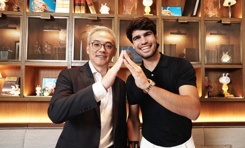 (L-R) Ant International CEO Peng Yang and Carlos Alcaraz celebrate Global Brand Ambassador partnership